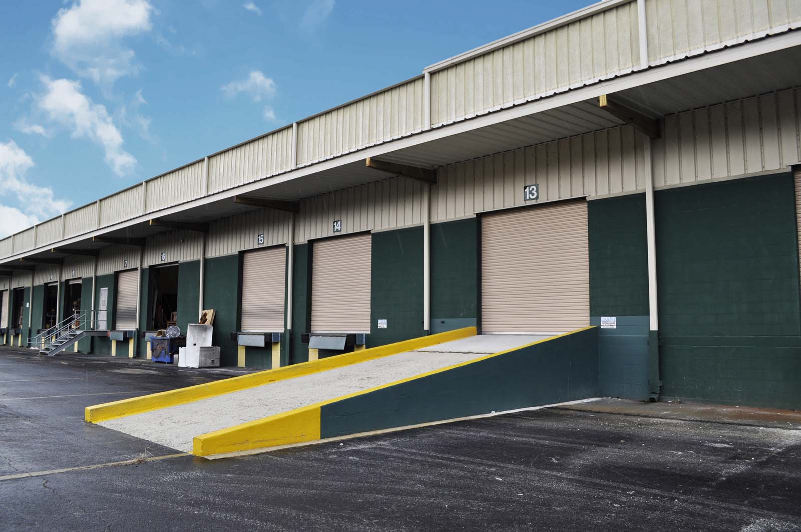 4740 Lakeland Commerce - Exterior Ramps